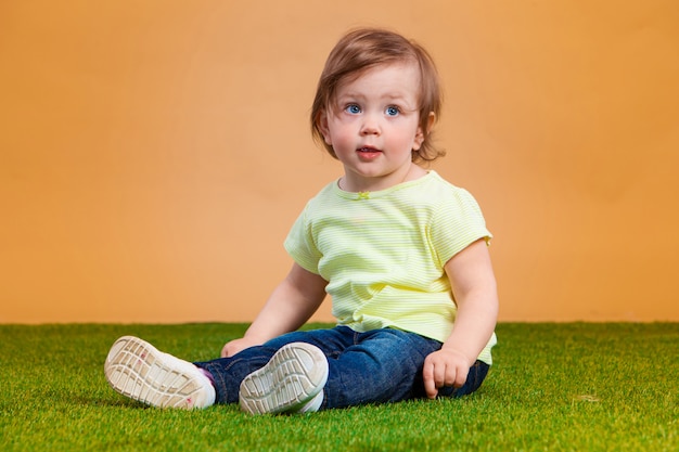 Una niña linda en naranja