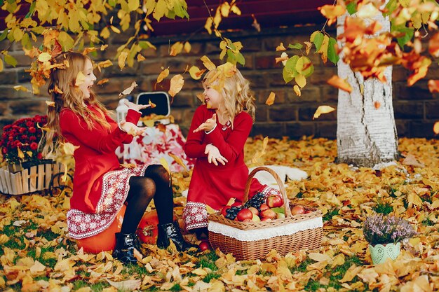 Niña linda en un parque de otoño