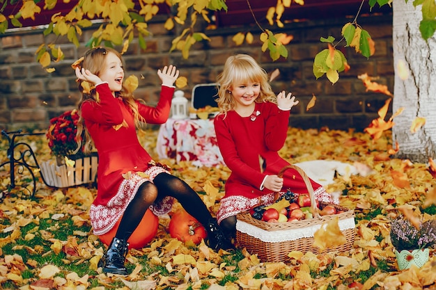 Niña linda en un parque de otoño