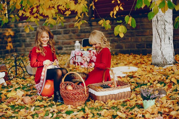 Niña linda en un parque de otoño