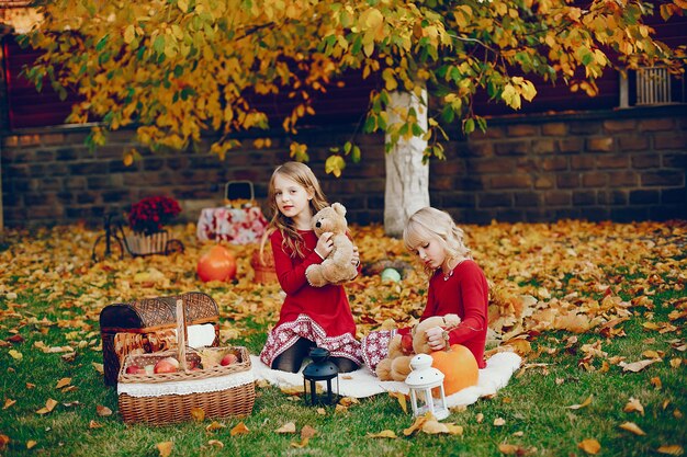 Niña linda en un parque de otoño