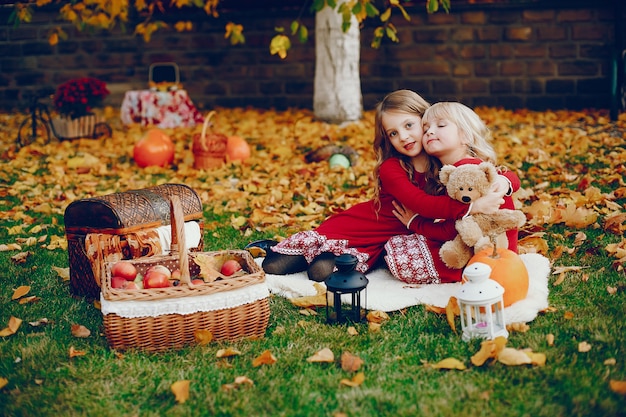 Niña linda en un parque de otoño