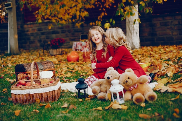 Niña linda en un parque de otoño