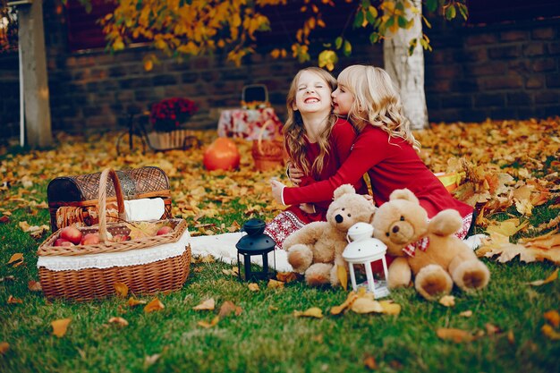 Niña linda en un parque de otoño