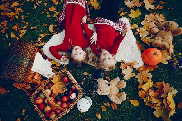 Niña linda en un parque de otoño