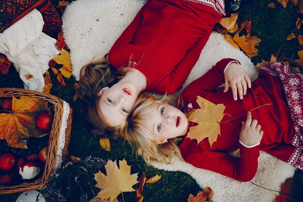 Niña linda en un parque de otoño