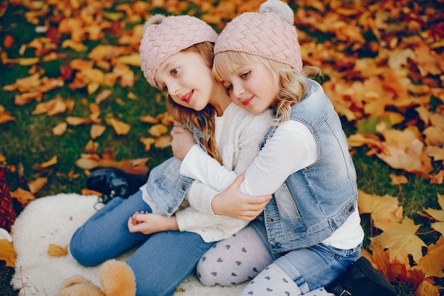 Niña linda en un parque de otoño