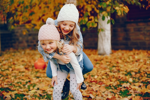 Niña linda en un parque de otoño