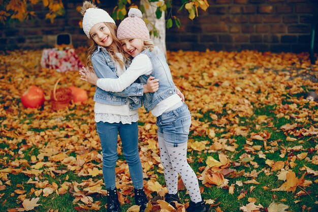 Niña linda en un parque de otoño