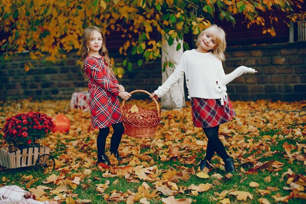 Niña linda en un parque de otoño