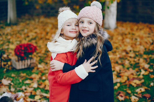 Niña linda en un parque de otoño