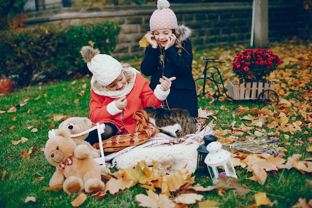 Niña linda en un parque de otoño