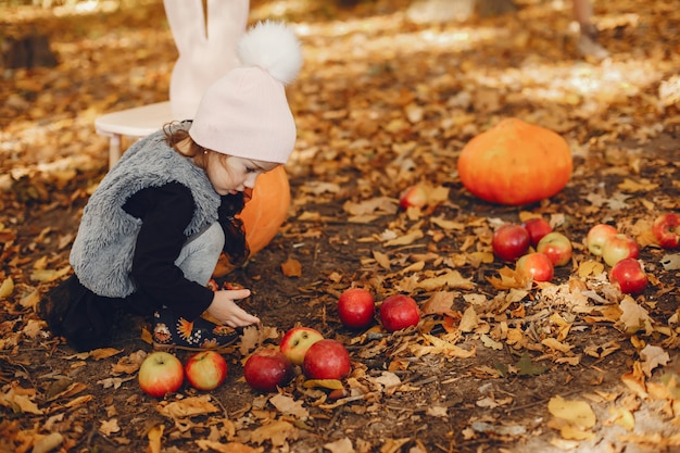 Niña linda en un parque de otoño