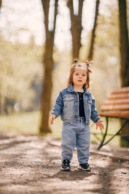 Niña linda en un parque de primavera