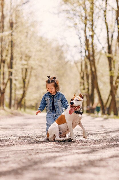 Niña linda en un parque de primavera