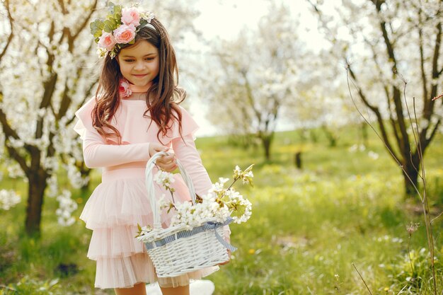 Niña linda en un parque de primavera