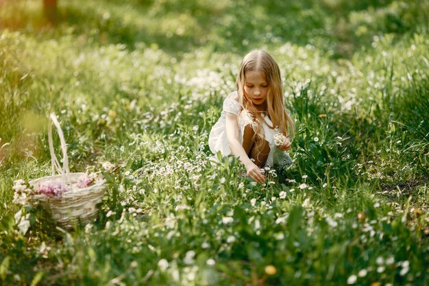 Niña linda en un parque de primavera