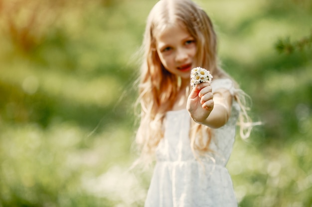 Niña linda en un parque de primavera