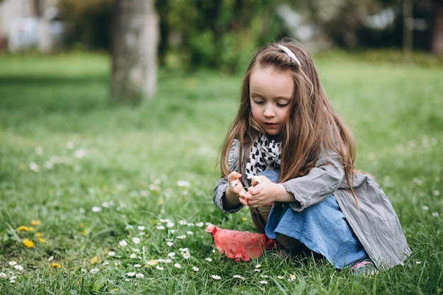 Niña linda en el parque