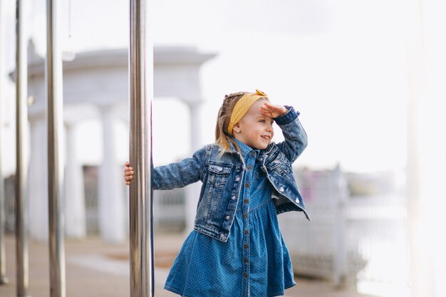 Niña linda en el parque