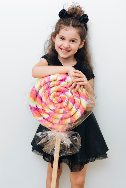 Foto gratuita niña linda con piruleta gigante