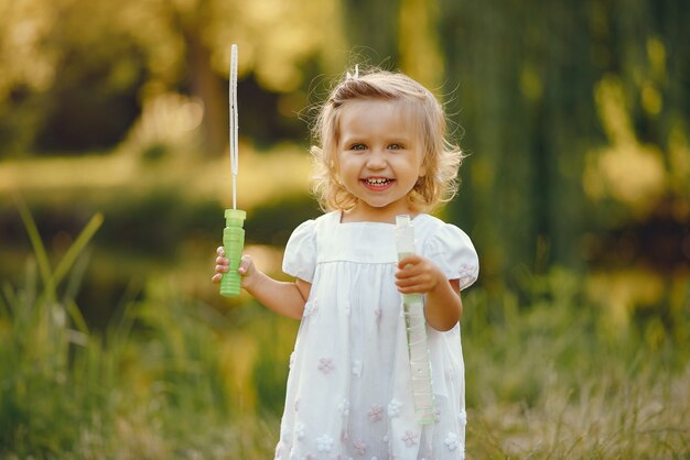 Niña linda que juega en un parque