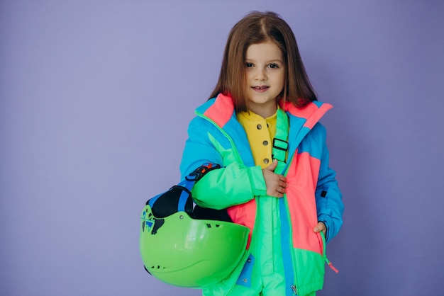 Foto gratuita niña linda con ropa de esquí aislada en el estudio