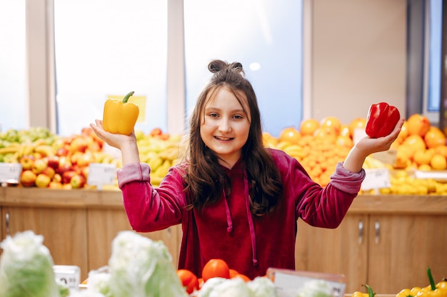 Niña linda en un supermercado