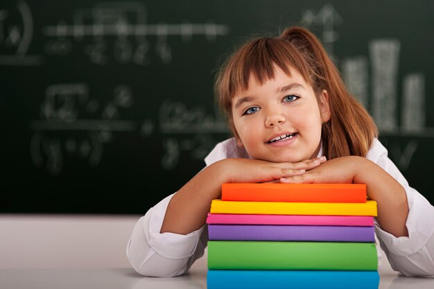 Niña linda con sus libros