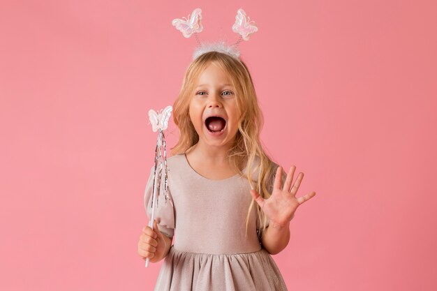 Niña linda en traje con querer