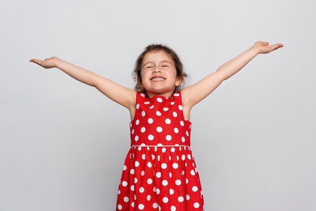 Foto gratuita niña linda en un vestido rojo