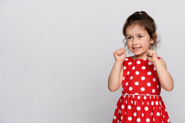 Niña linda en un vestido rojo