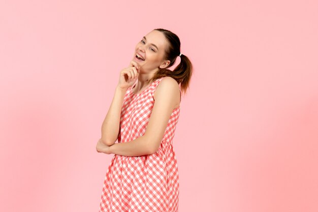 niña en un lindo vestido brillante con expresión encantada en rosa