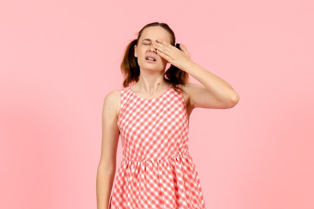 niña en lindo vestido rosa llorando en rosa