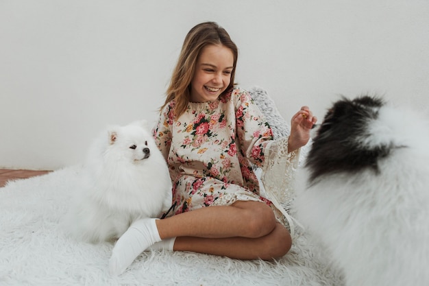 Foto gratuita niña y lindos cachorros blancos