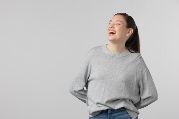 niña, llevando, gris, camiseta, posar, en, estudio