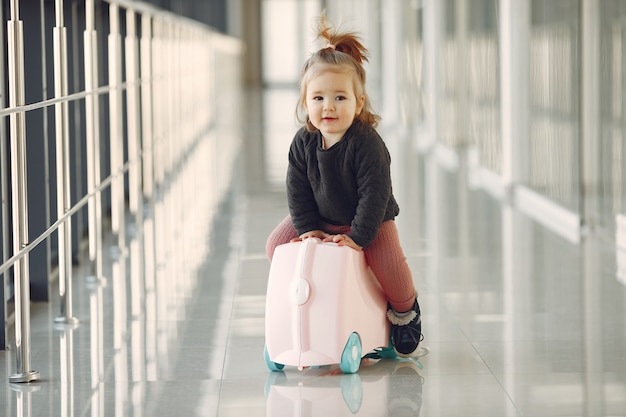 Niña con una maleta en el aeropuerto