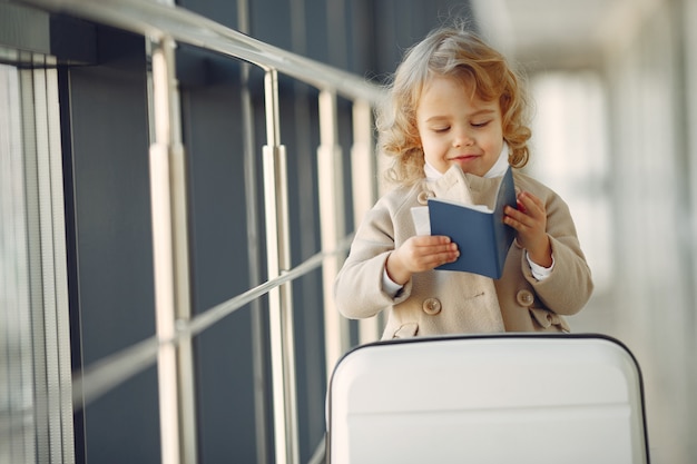 Foto gratuita niña con una maleta en el aeropuerto