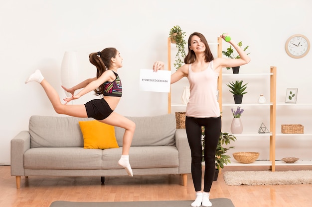 Niña y mamá entrenamiento