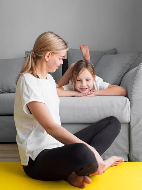 Niña y mamá entrenando