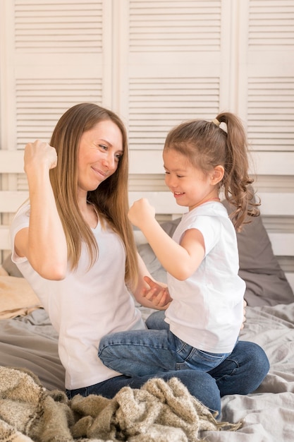 Niña y mamá jugando