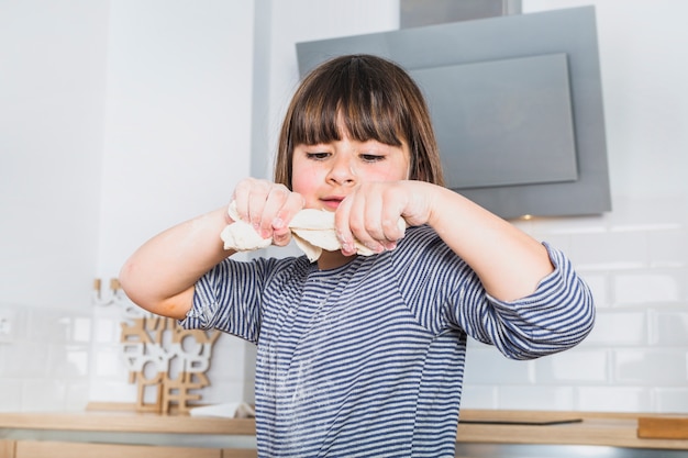 Niña con masa en las manos