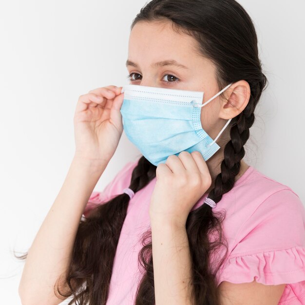 Niña con mascarilla quirúrgica