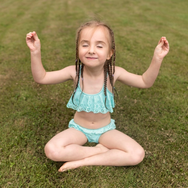 Niña meditando