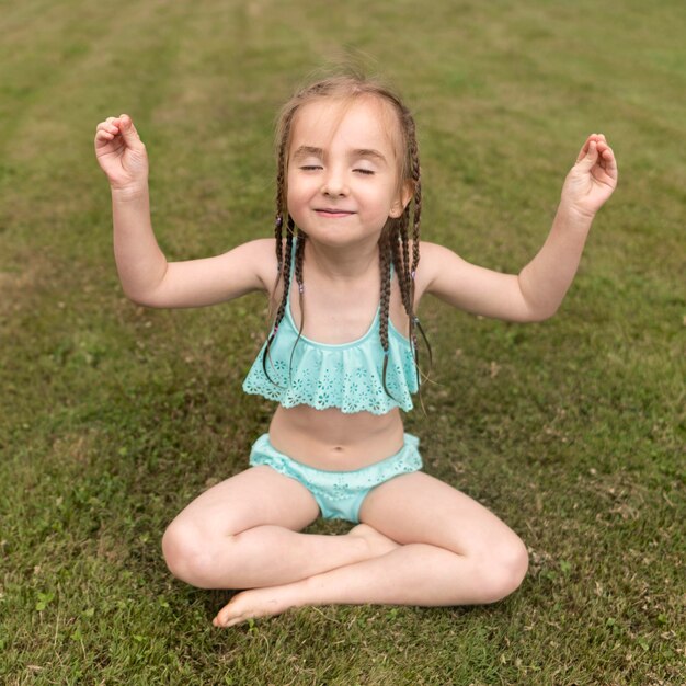 Niña meditando