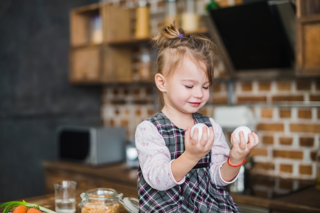 Niña mirando huevos