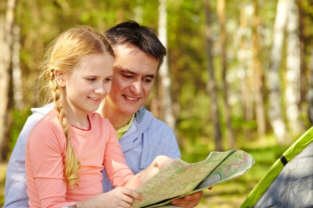 Niña mirando un mapa con su padre