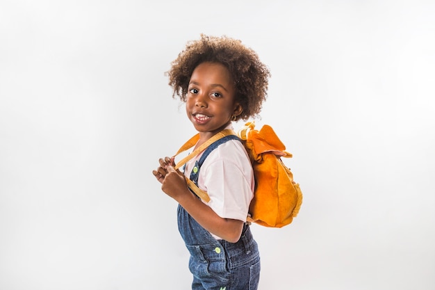 Foto gratuita niña con mochila en estudio