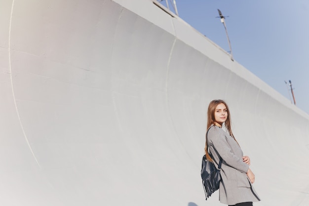 niña con mochila