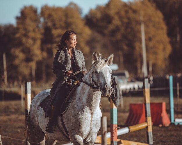 niña monta un caballo